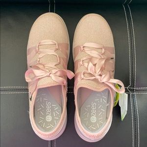 BZees light pink tennis shoes size 11